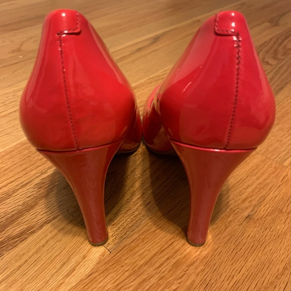 Jessica Simpson pink patent round toe heels - Picture 2 of 5
